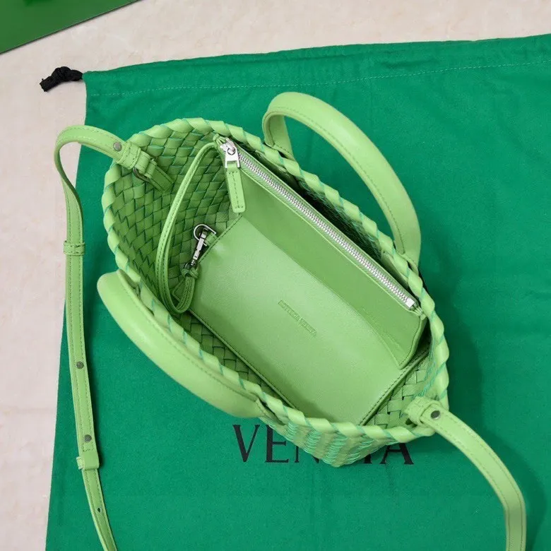 Batch 1560 Hello everyone, I have a new name, it’s called the Cabat woven Mini vegetable basket model ~ it can finally be carried on the shoulder. It is based on the original bag type and adds a shoulder strap and it is detachable! It's equivalent to spending one dollar to buy two bags. As the ace cutie of BV family, I really have no choice but to buy one! This bag of ours is really exactly the same as ZP. You can look big with a small amount of money~ Original sheepskin: size: 20*16*13cm, model: 5211#